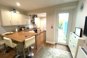 Rm 4 66 Queens Road, RG4 kitchen